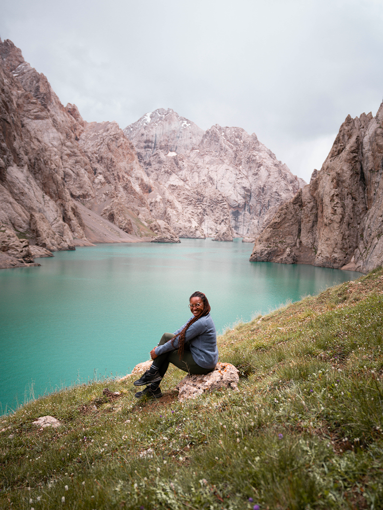 Sabine au bord d’un lac de montagne pendant son congé sabbatique