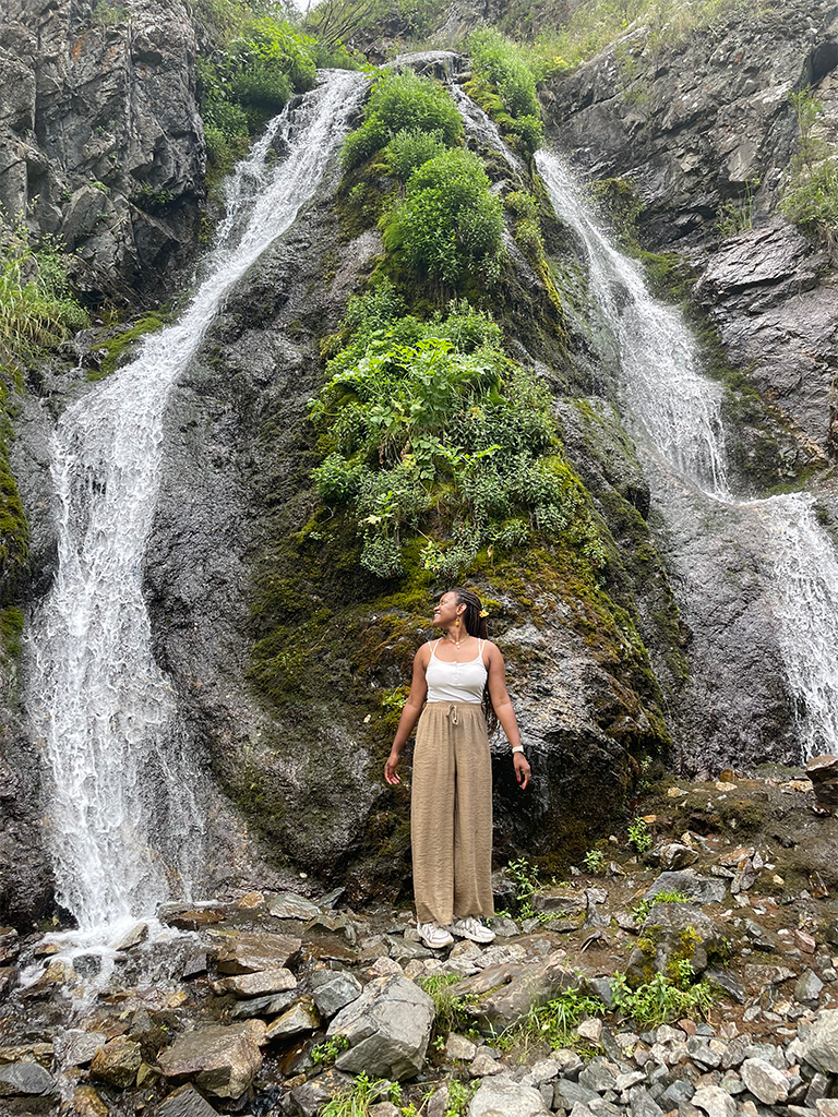 Sabine devant une cascade pendant son congé sabbatique