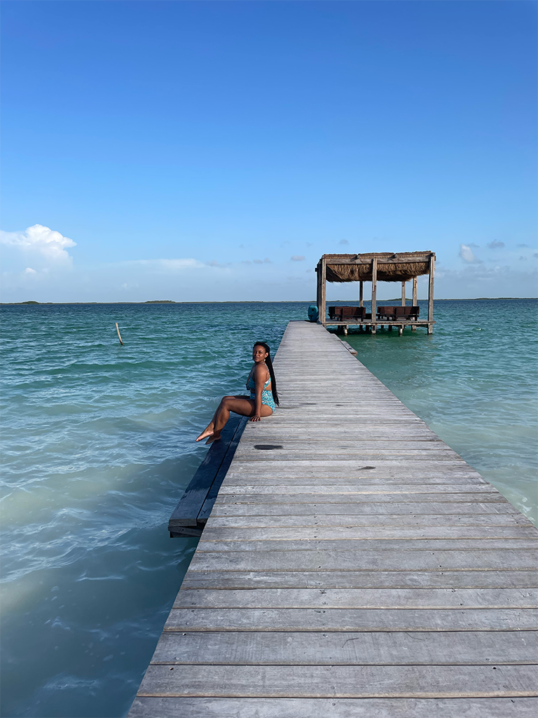 Sabine profite d’un ponton au bord de la mer pendant son congé sabbatique