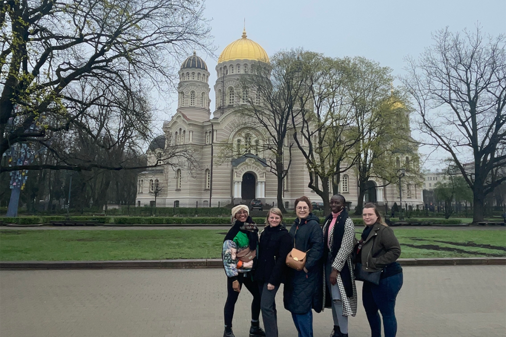 Sabine en voyage de groupe à Riga – voyager en étant salarié