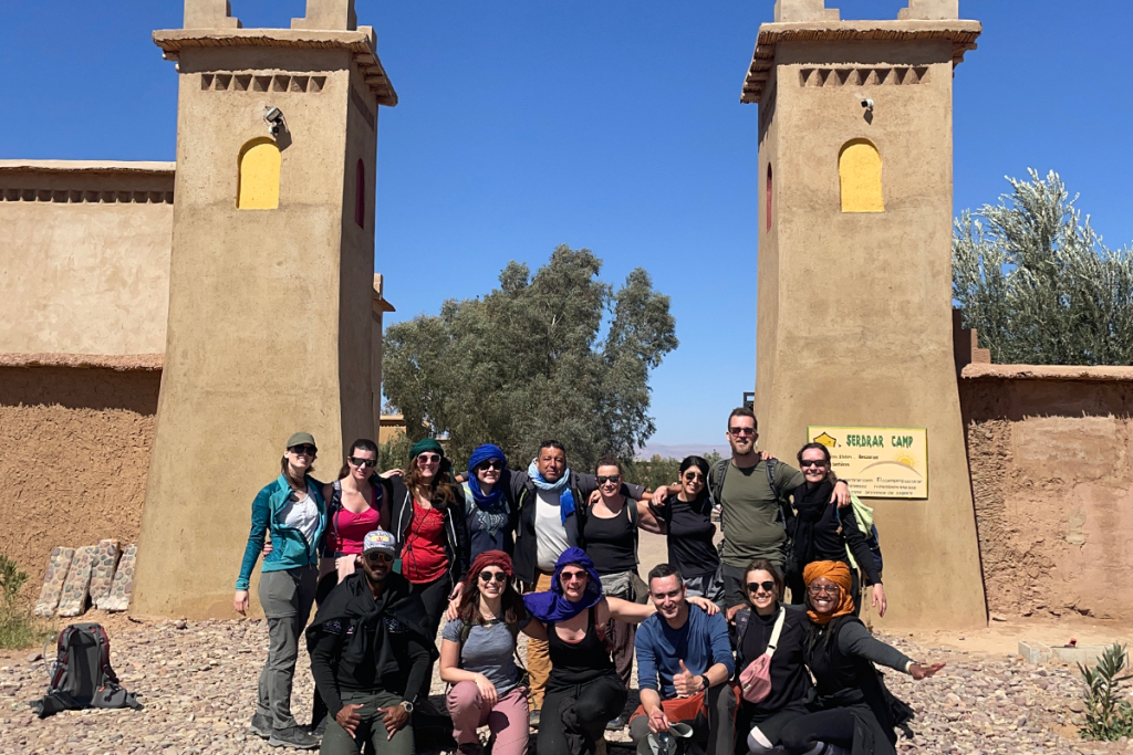 Sabine en voyage de groupe dans le désert marocain – voyager en étant salarié