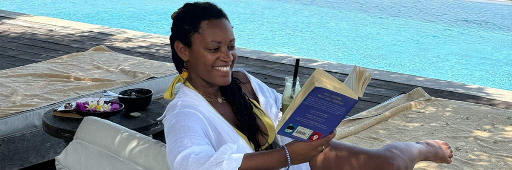 Sabine en lecture au bord de la piscine – Villa Jahe Bali