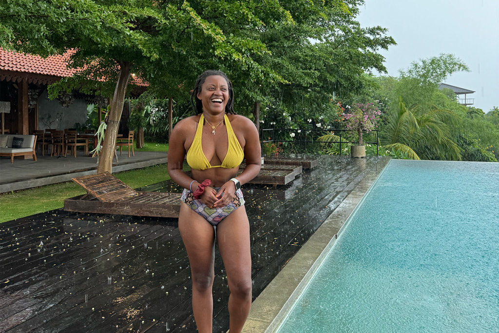 Sabine qui danse sous la pluie à Bali après son Bali Belly
