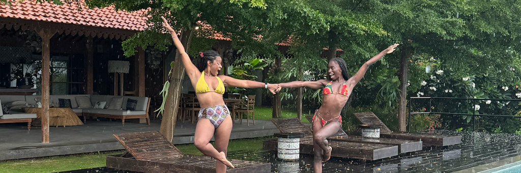 Sabine qui danse sous la pluie à Bali après son Bali Belly
