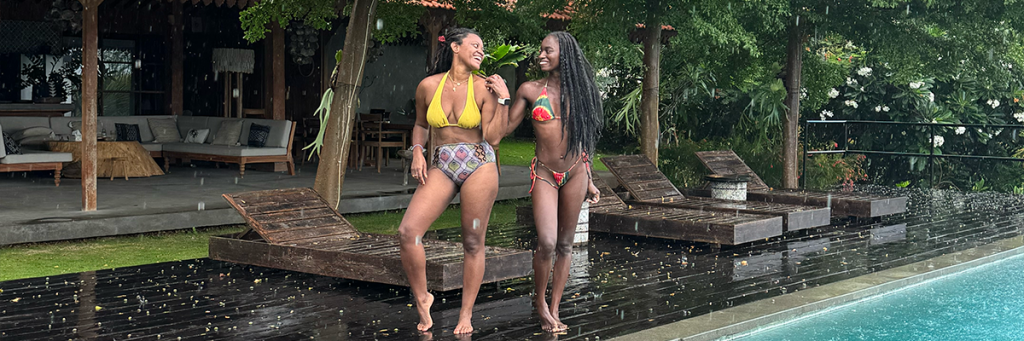 Sabine qui danse sous la pluie à Bali après son Bali Belly